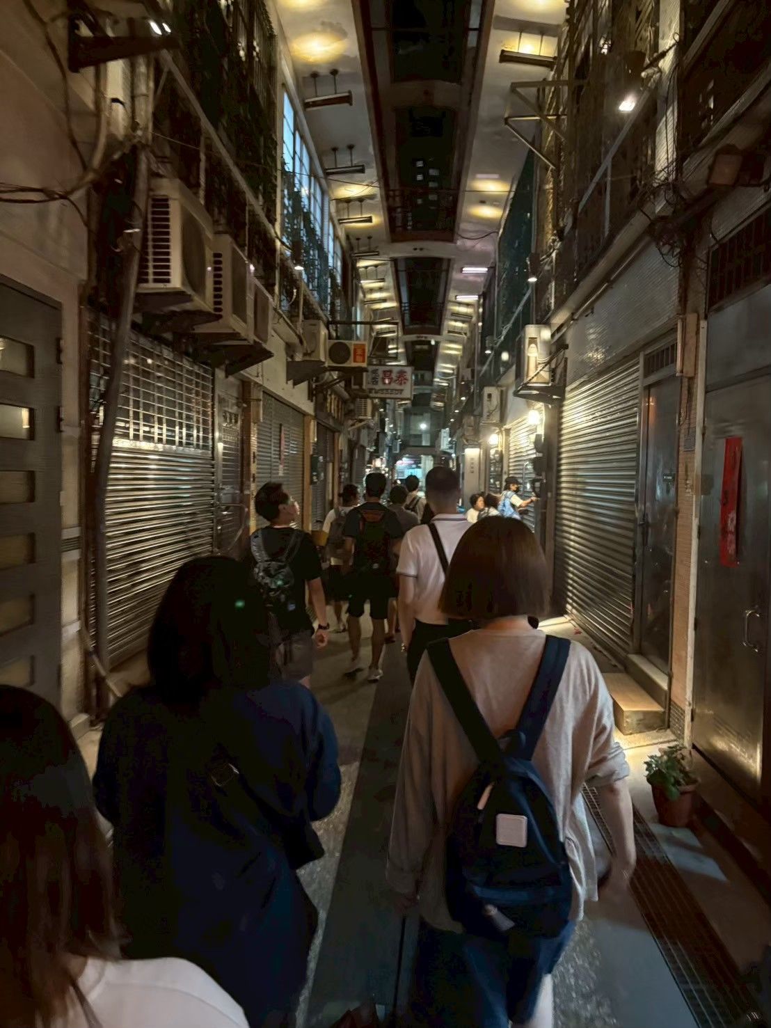 夜間街區導覽隊伍走進騎樓